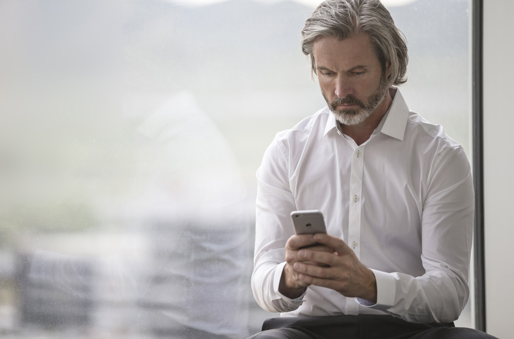 Homme qui regarde son téléphone.jpg